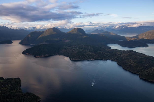 Vista aérea del paisaje de la isla de Gambier en Howe Sound