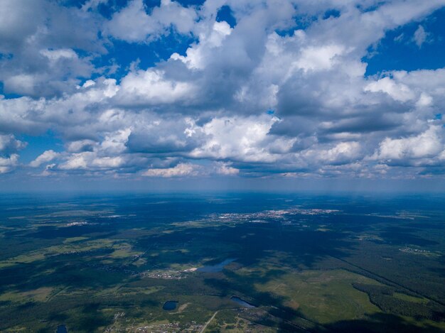 Foto vista aérea del paisaje y el mar contra el cielo