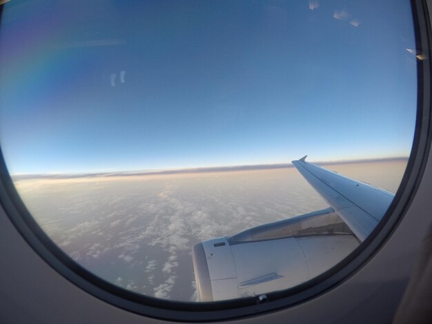 Vista aérea del paisaje marino a través de la ventana de un avión