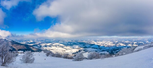 Vista aérea del paisaje místico de un bosque de montaña de invierno en un día helado nublado. El concepto de la cruda belleza de los países nórdicos. Copyspace