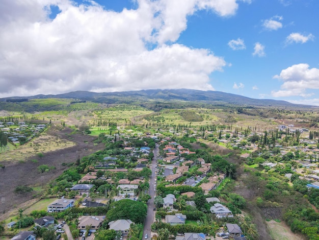 Vista aérea del paisaje y la montaña durante el caluroso verano en la costa oeste de Maui Hawaii