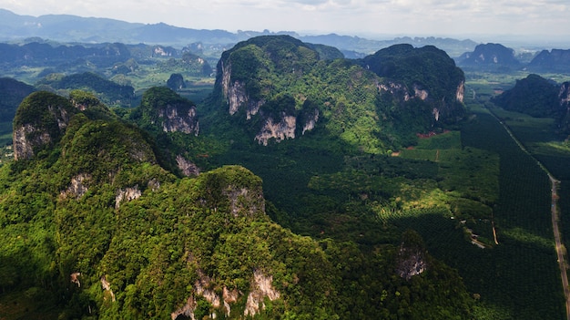 Vista aérea del paisaje de montaña en Krabi Tailandia