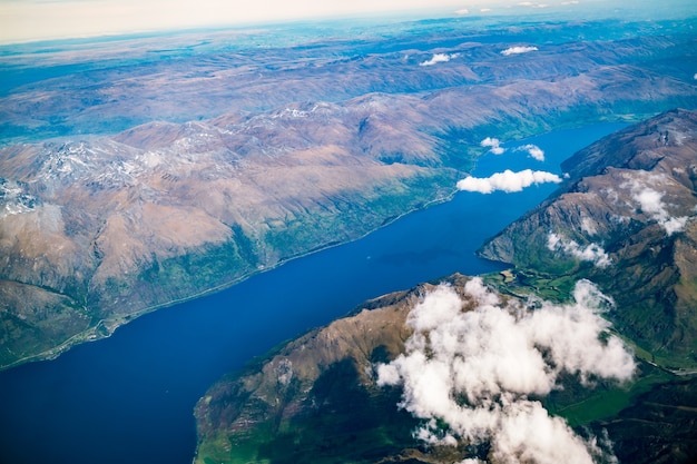 Vista aérea del paisaje de montaña y lago desde el avión sobre la montaña cerca de Queenstown, Nueva Zelanda