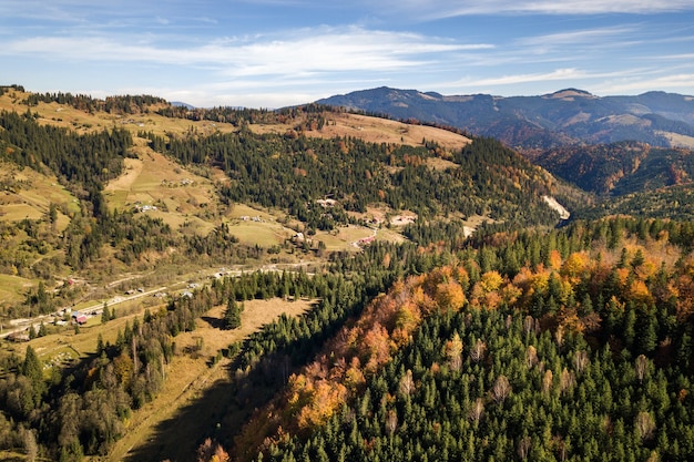 Vista aérea del paisaje de montaña otoñal