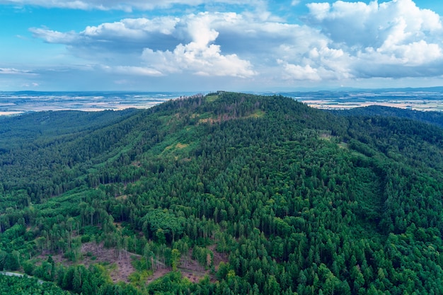 Vista aérea del paisaje de montaña de Sleza de montañas con bosque