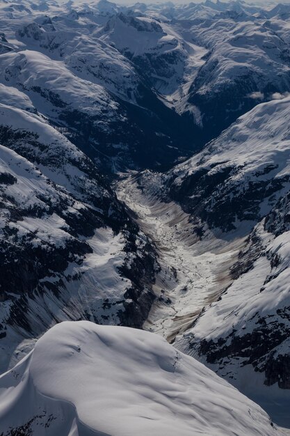 Vista aérea del paisaje de las montañas canadienses Fondo de naturaleza