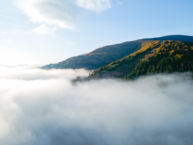 Vista aérea del paisaje de las montañas de los Cárpatos de otoño