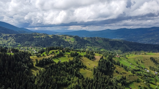 Vista aérea del paisaje de las montañas en las montañas Rodna de Rumania.