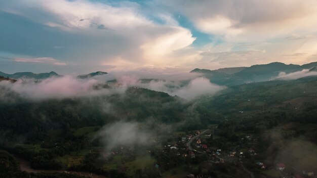 Vista aérea del paisaje de montañas y nubes en Apuseni, Rumania