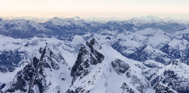Vista aérea del paisaje de las Montañas Rocosas canadienses