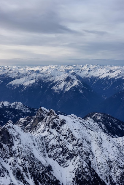 Vista aérea del paisaje de las Montañas Rocosas canadienses
