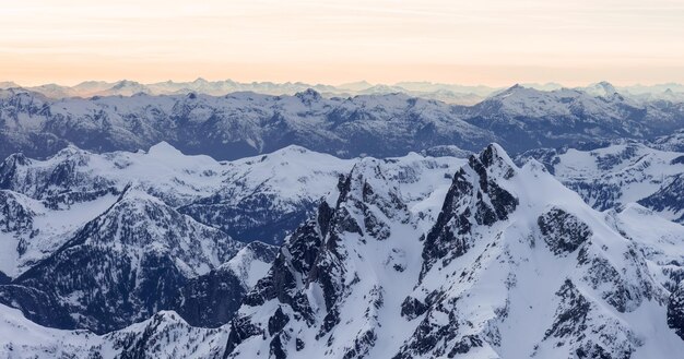 Vista aérea del paisaje de las Montañas Rocosas canadienses