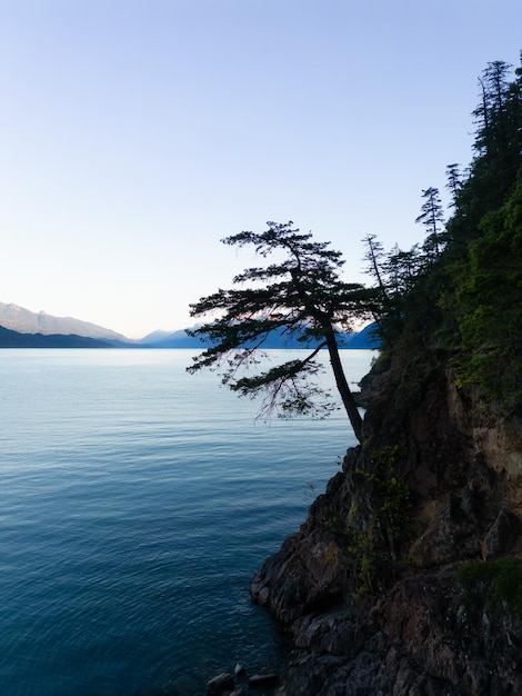 Vista aérea del paisaje montañoso canadiense sobre el lago Harrison