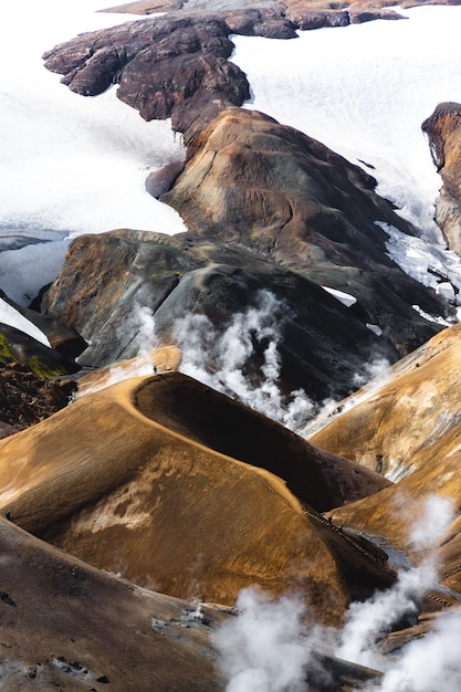 Vista aérea del paisaje montañoso de Landmannalaugar cubierto de nieve