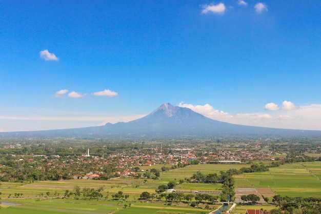 Vista aérea del paisaje del Monte Merapi con campo de arroz y pueblo en Yogyakarta Indonesia Vista del paisaje del volcán