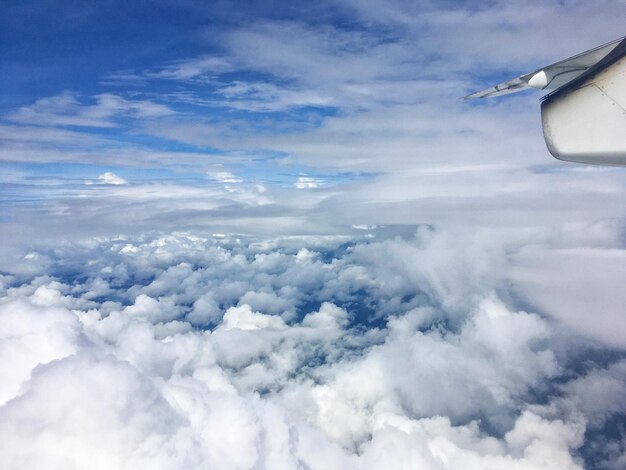 Foto vista aérea del paisaje nublado sobre el ala del avión