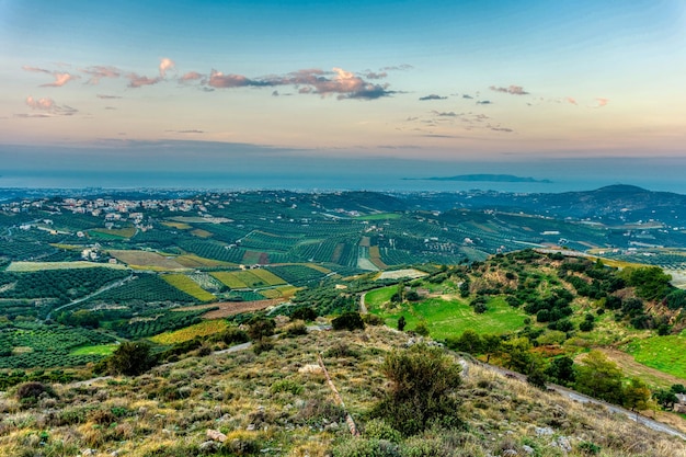 Vista aérea del paisaje con olivos y montañas en Creta