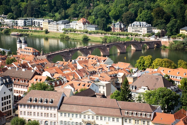 Vista aérea del paisaje y el paisaje urbano de Heidelberg altstadt o del casco antiguo desde el Castillo de Heidelberg o Heidelberger Schloss para que la gente viaje y visite Heidelberg en BadenWurttemberg Alemania