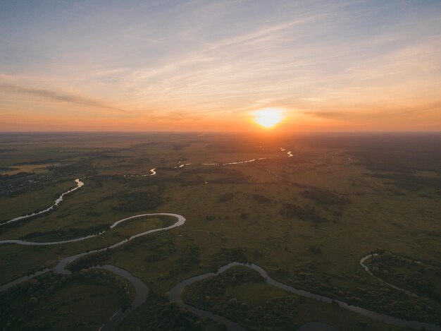 Foto vista aérea del paisaje durante la puesta del sol