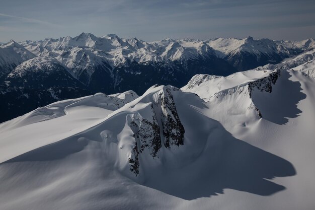 Vista aérea del paisaje de un remoto glaciar y picos montañosos