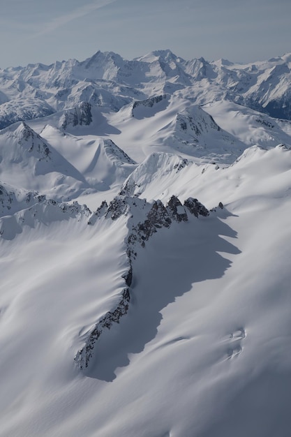 Vista aérea del paisaje de un remoto glaciar y picos montañosos