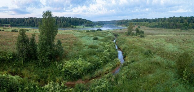 Vista aérea del paisaje sobre el río, el río Volga, Rusia