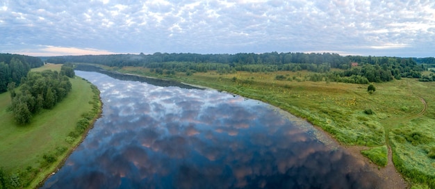 Vista aérea del paisaje sobre el río, el río Volga, Rusia