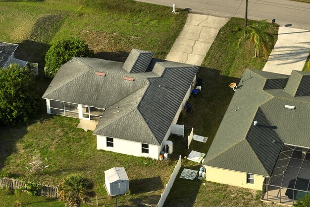 Vista aérea del paisaje suburbano con casas privadas entre palmeras verdes en la tranquila zona residencial de Florida