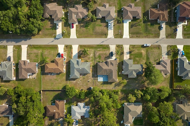 Vista aérea del paisaje suburbano con casas privadas entre palmeras verdes en la tranquila zona residencial de Florida