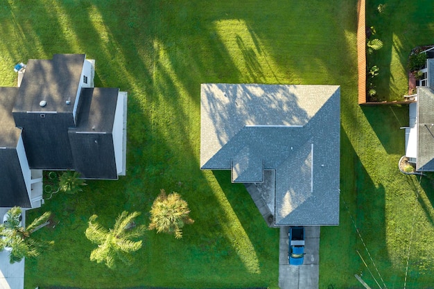 Vista aérea del paisaje suburbano de la pequeña ciudad de América con casas privadas entre palmeras verdes en la tranquila zona residencial de Florida