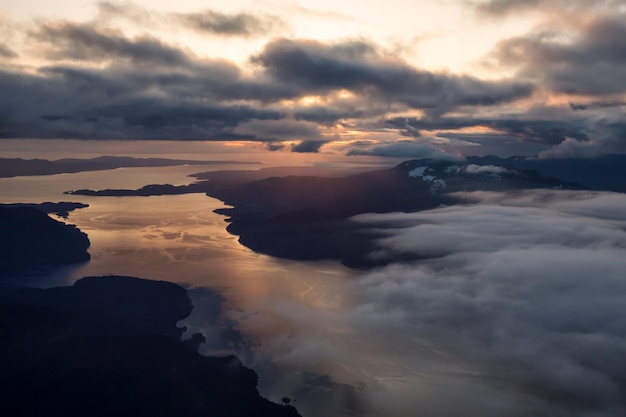 Vista aérea del paisaje de Sunshine Coast durante una puesta de sol vibrante