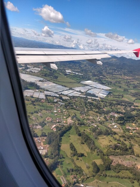 Foto vista aérea del paisaje a través de la ventana de un avión