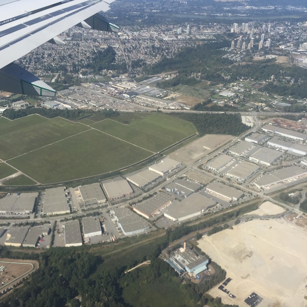 Foto vista aérea del paisaje a través de la ventana de un avión