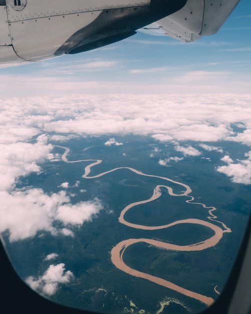 Foto vista aérea del paisaje a través de la ventana de un avión