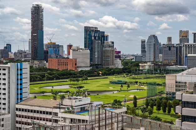 Vista aérea del paisaje urbano de Bangkok por la mañana que muestra rascacielos con un campo de golf