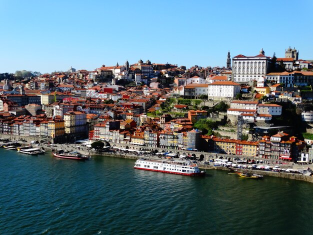 Vista aérea del paisaje urbano por el canal contra el cielo en la ciudad