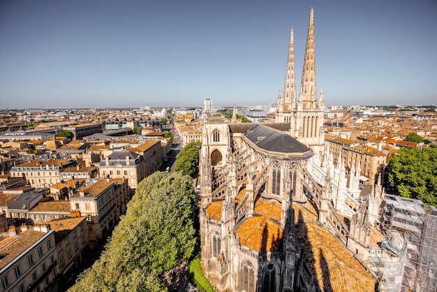 Vista aérea del paisaje urbano en el casco antiguo de la ciudad de Burdeos con la catedral de Saint Pierre durante el día soleado en Francia