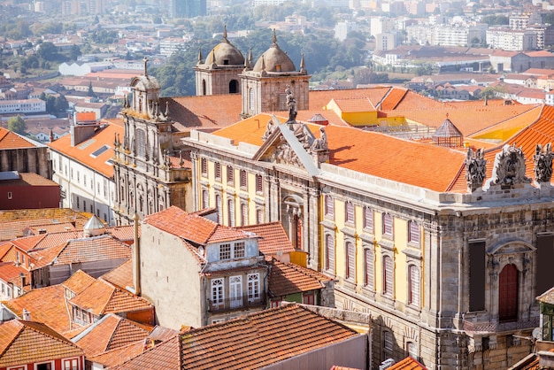 Vista aérea del paisaje urbano en el casco antiguo de la ciudad de Oporto durante el día soleado en Portugal