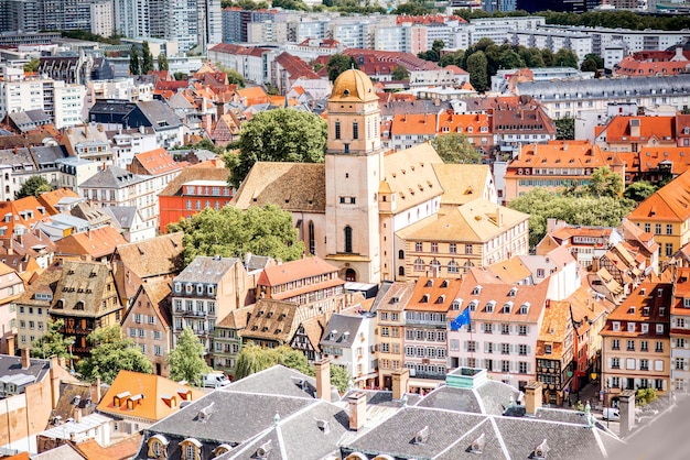 Vista aérea del paisaje urbano en el casco antiguo con la iglesia de Santa Madeleine en la ciudad de Estrasburgo en Francia