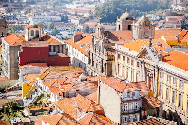 Vista aérea del paisaje urbano en el casco antiguo con el monasterio en la ciudad de Oporto durante el día soleado en Portugal