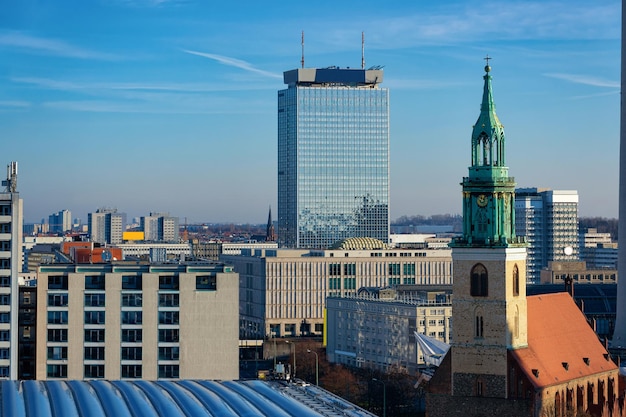 Vista aérea del paisaje urbano en el centro de la ciudad alemana de Berlín y la iglesia de Santa María en Alemania en Europa. Arquitectura del edificio. Paisaje panorámico y punto de referencia. turismo y vacaciones