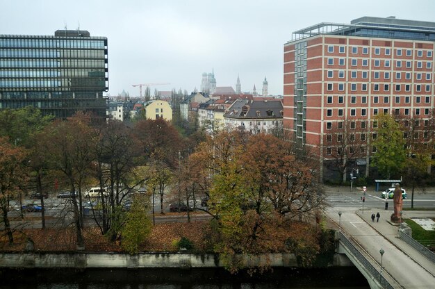 Vista aérea del paisaje urbano de la ciudad de Munich desde la azotea de la biblioteca Des deutsches Museum Bibliothek para los alemanes y los viajeros visitan la capital de Munich en Baviera Alemania