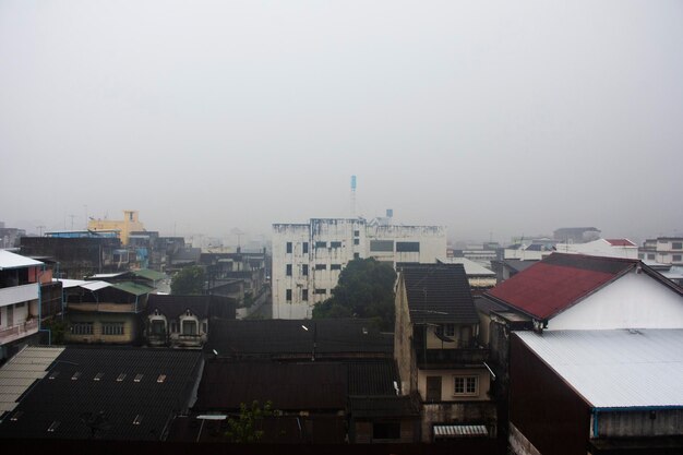 Vista aérea del paisaje urbano de la ciudad de Phatthalung y la casa de alto edificio del hotel resort mientras llueve tormenta y viento para los tailandeses viajeros extranjeros visitan Phatthalung Tailandia