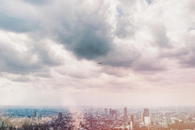 Vista aérea del paisaje urbano contra un cielo nublado