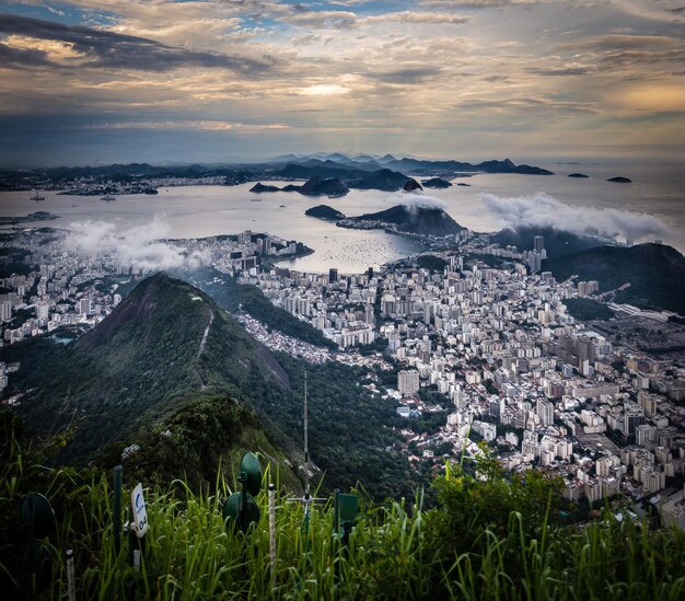 Foto vista aérea del paisaje urbano contra el cielo durante la puesta de sol