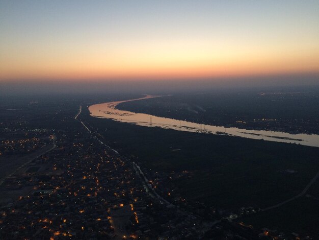 Foto vista aérea del paisaje urbano contra el cielo durante la puesta de sol