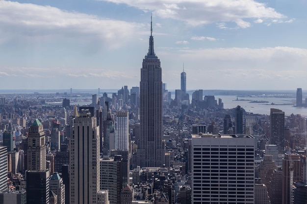 Vista aérea del paisaje urbano contra el cielo
