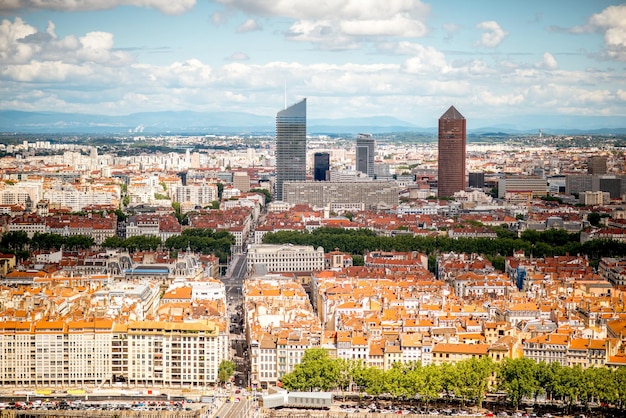 Vista aérea del paisaje urbano con hermosos edificios antiguos y rascacielos en la ciudad de Lyon