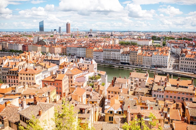 Vista aérea del paisaje urbano con hermosos edificios antiguos y el río Ródano en la ciudad de Lyon