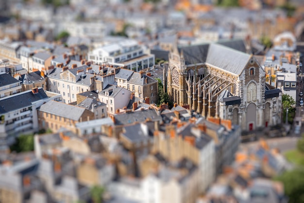 Vista aérea del paisaje urbano con hermosos edificios y la catedral de San Nicolás en la ciudad de Nantes durante el clima soleado en Francia. Técnica de imagen de cambio de inclinación